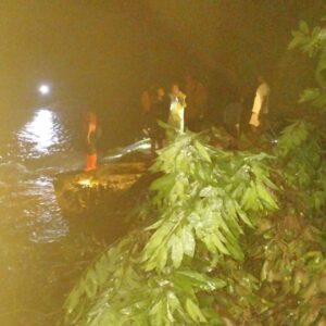 Seorang Warga Tua Nanga Terseret Arus Sungai, Polsek Poto Tano bersama masyarakat Lakukan Pencarian