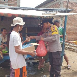 Polri Peduli, Bhabinkamtibmas Desa Soro Polsek Lambu Bagikan Makanan dan Minuman kepada Warga Terdampak Banjir