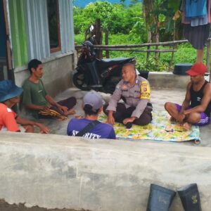 Sambang Desa,  Bhabinkamtibmas Bripka Suwadi Himbau Masyarakat Waspada Terhadap Paham Radikalisme