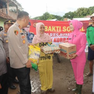 Peduli Korban Dampak Banjir, Polres Bima Kota Berbagi Ratusan Paket Sembako