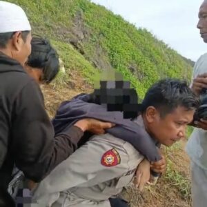 Polres Loteng Evakuasi Jasad Korban Tenggelam di Pantai Semeti Praya Barat.