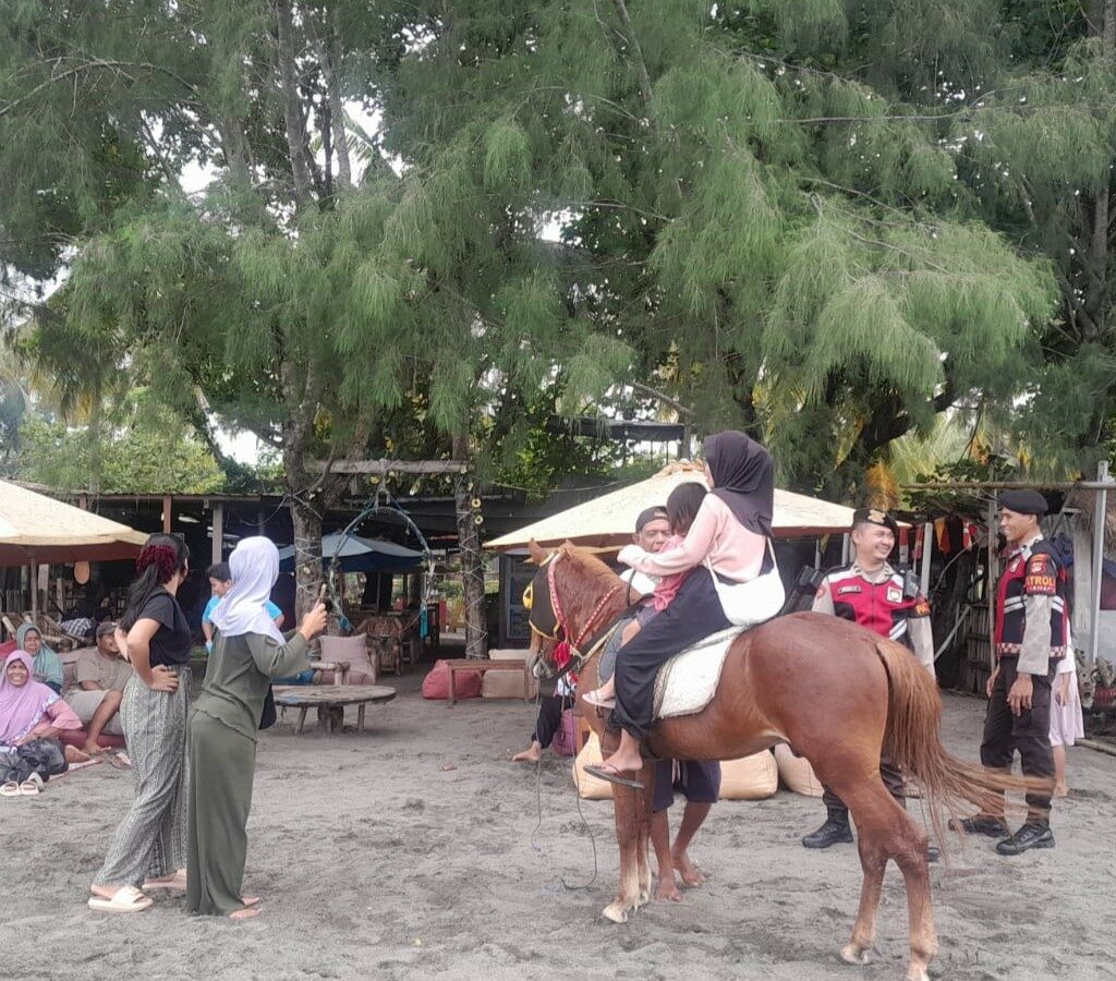 Pantai Cemara Lembar Dijaga Ketat Patroli Polisi Ciptakan Wisata Aman & Nyaman