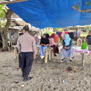 Polres Lombok Barat Giat di Pantai Melasa: Sentuhan Humanis Jaga Kamtibmas