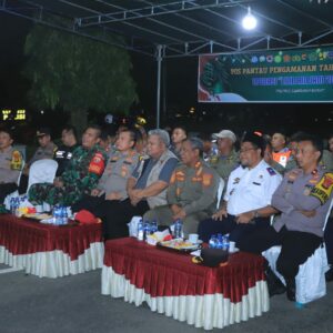 Kapolres Sumbawa Barat Bersama Forkopimda Ikuti Zoom di Pusat Keramaian Jelang Tahun Baru 2025