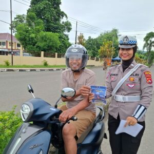 Sat Lantas Polres Bima Kota Bagikan Brosur Keselamatan Berlalu Lintas kepada Pengendara