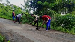 Peduli Kebersihan Lingkungan, Bhabinkamtibmas Desa Mantar Polsek Poto Tano Laksanakan Gotong Royong Bersama Masyarakat