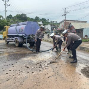 Cegah Kecelakaan Lalu Lintas, Sat Lantas Polres Sumbawa Bersihkan Jalan dari Material Lumpur & Tanah