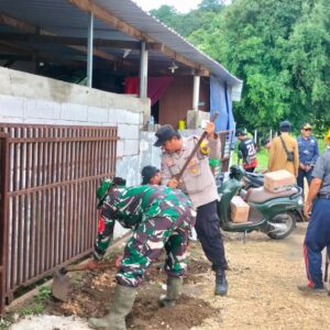 Peduli Lingkungan yang bersih Bhabinkamtibmas Desa Mantun bersama Tiga Pilar dan masyarakat lakukan Gotong Royong