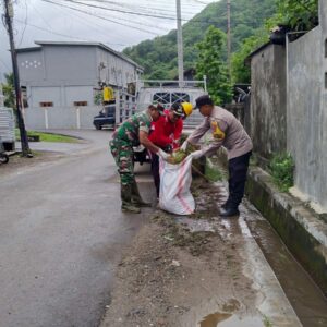 Polsek Maluk bersama pemerintah Kecamatan dan Desa gelar  Gotong Royong antisipasi wabah di musim hujan