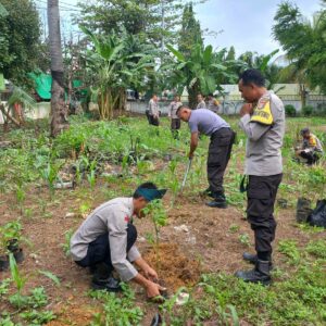 Polsek Rasanae Barat Lakukan Penanaman Bibit Pohon di Lahan Polsek