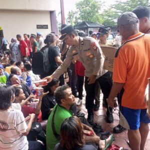 Polres Metro Jakarta Pusat Gelar Bakti Kesehatan Lapangan Untuk Korban Kebakaran Kebon Kosong