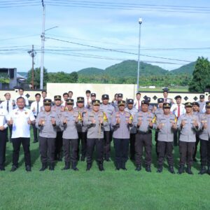 Kapolres Sumbawa Barat berikan penghargaan anggota berprestasi