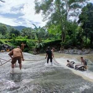 Polsek Sekongkang Evakuasi Motor Hanyut Milik Pemancing di derasnya aliran sungai