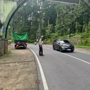 Sat Lantas Polres Lombok Utara Laksanakan Strong Point dan Himbau Pengendara Tertib Berlalu Lintas