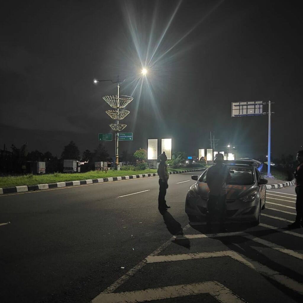 Jaga Keamanan Masyarakat, Polsek Kediri Patroli Gabungan di Bypass BIL dan Jalan Perbatasan