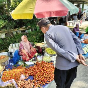 Patroli Rutin Polsek Praya Sambangi Pasar Renteng.