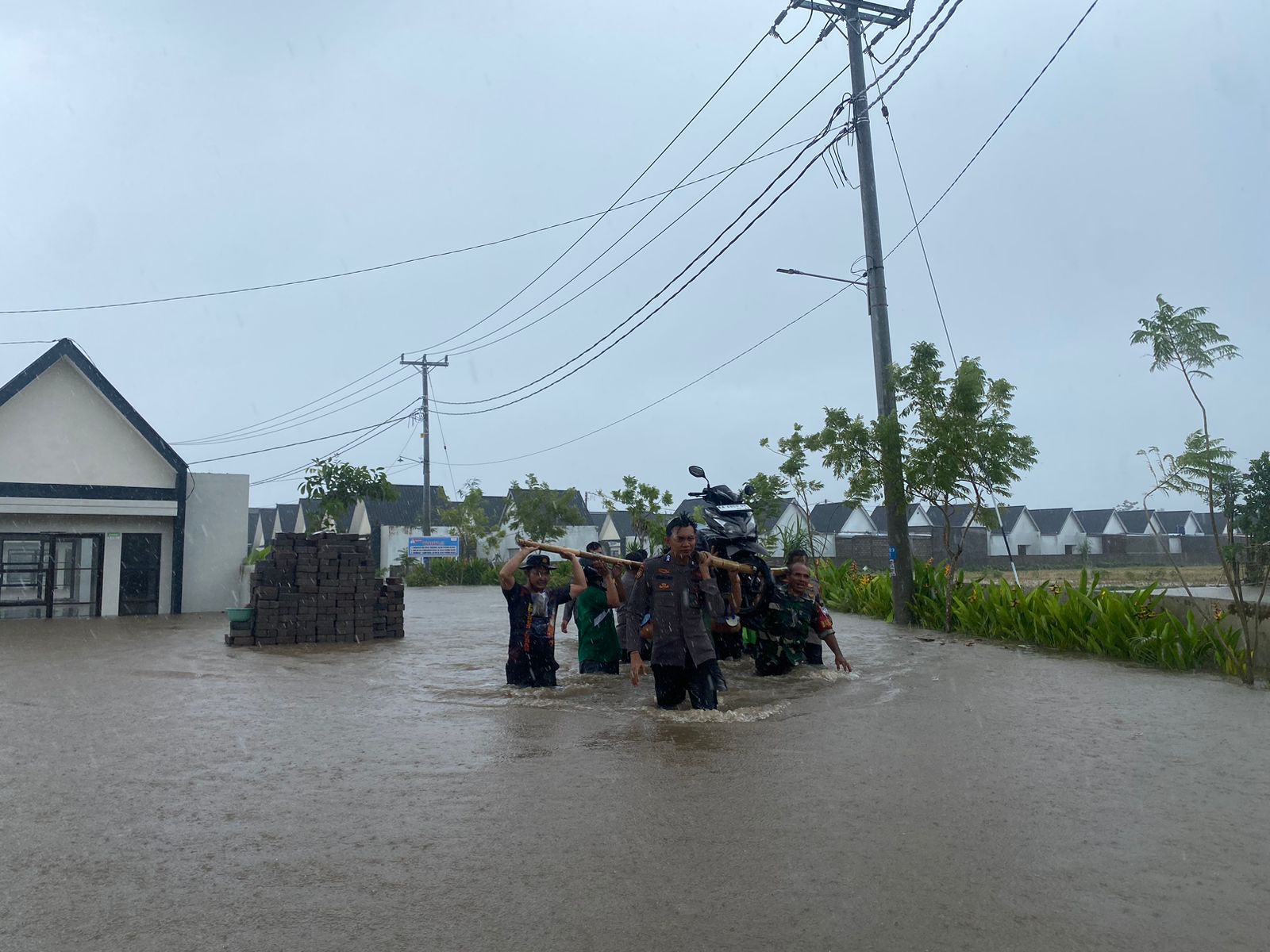 Banjir di Lombok Barat Kapolres Pimpin Evakuasi, Forkopimda Siagakan Bantuan!