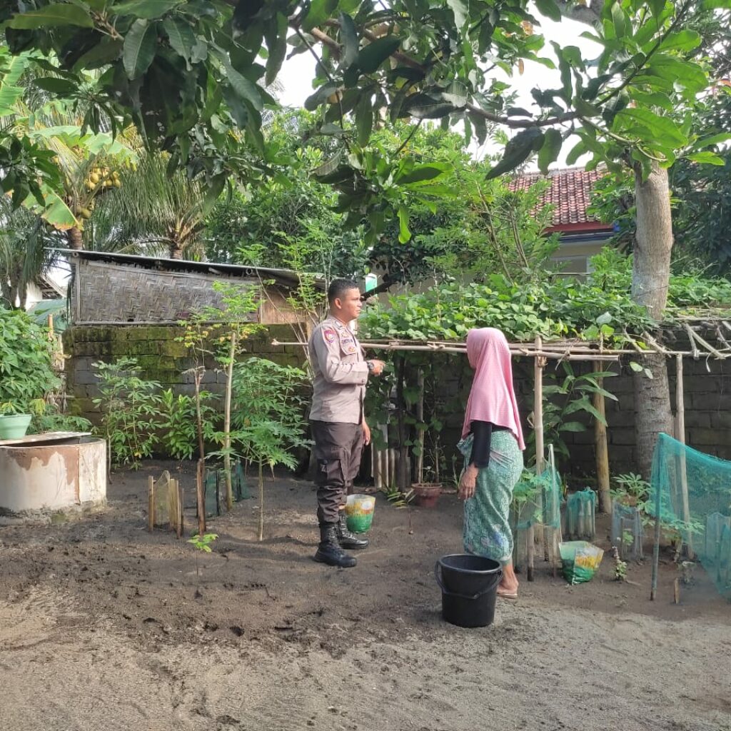 Inspiratif! Bhabinkamtibmas Labuapi Ajak Warga Maksimalkan Lahan Pertanian