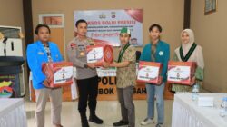 Polres Loteng Bagikan Paket Sembako Untuk Mahasiswa Dan Masyarakat.