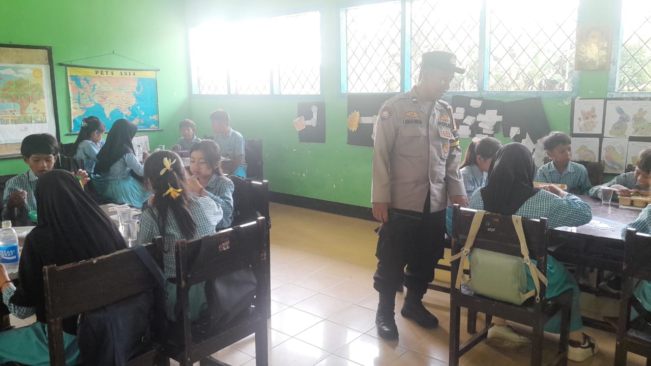 Polsek Gerung Kawal Program Makan Bergizi Gratis untuk Anak Sekolah