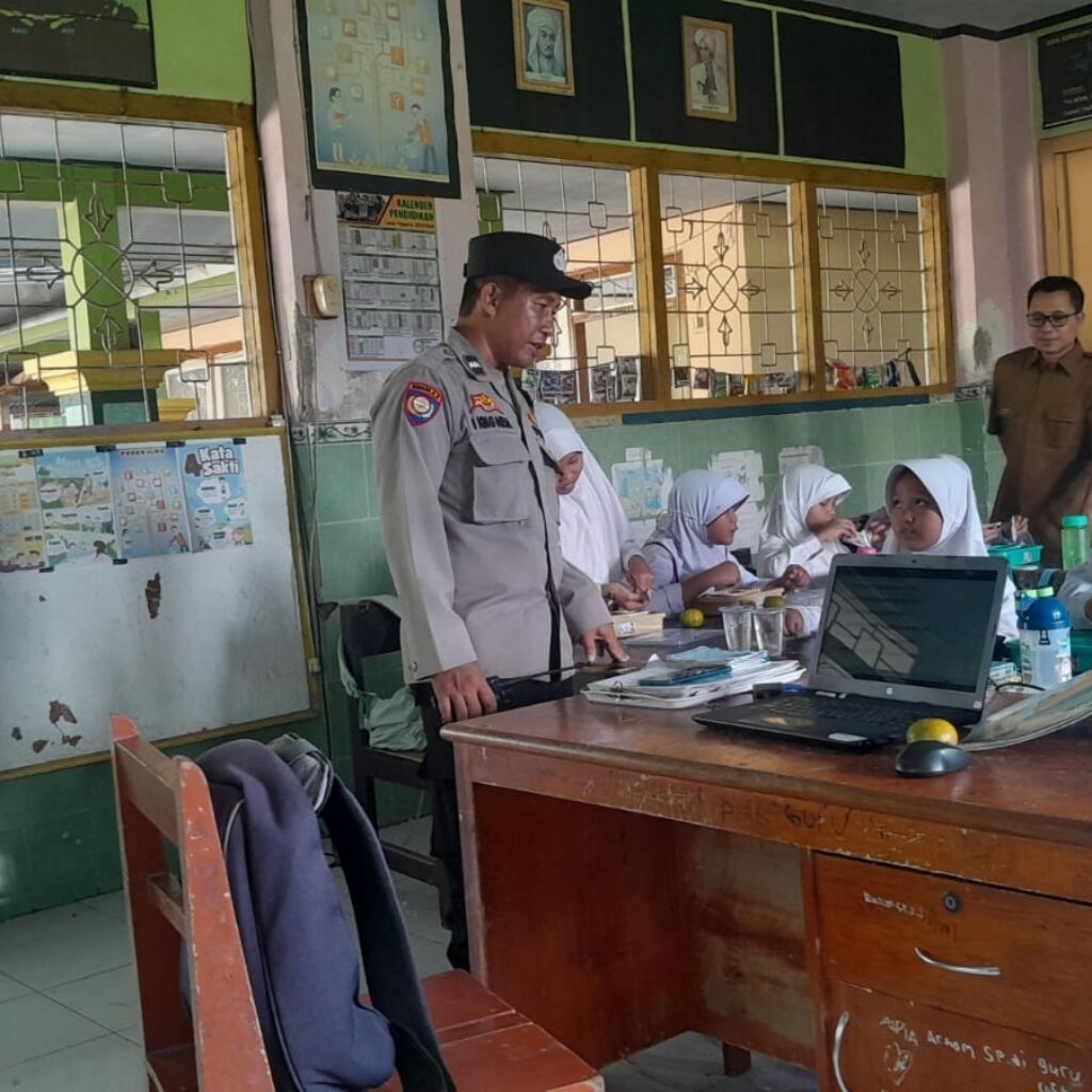 Polsek Gerung Kawal Program Makan Gratis untuk Siswa SD