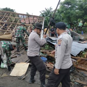 Curah Hujan Tinggi Sebabkan Banjir di Kecamatan Wera, Polsek Wera Sigap Bantu Warga