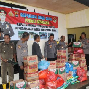 Polres Bima Kota Peduli Bencana, Salurkan Bantuan ke Korban Banjir di Wera