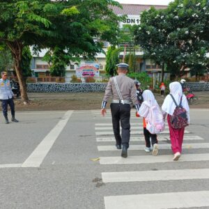 Pastikan Keselamatan Murid Sekolah, Sat Lantas Polres Bima Kota Gatur Lalin Pagi