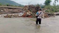 Polri Bersama Tim Gabungan Lanjutkan Pencarian Hari Kedua Korban Banjir Bandang di Wera Bima