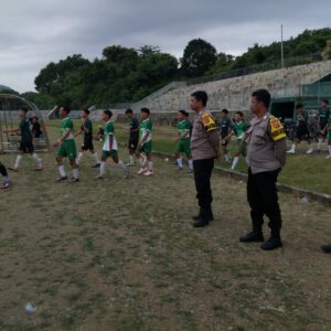 Personel Polsek Taliwang Berikan Pengamanan Liga 3 KSB Football Match Day