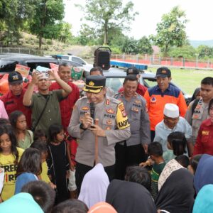 Polres Bima Kota Berikan Trauma Healing kepada Warga Terdampak Banjir di Desa Nanga Wera
