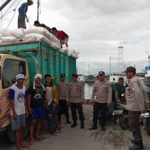 Polsek Kawasan Pelabuhan Laut Bima Laksanakan Cooling System di Area Dermaga