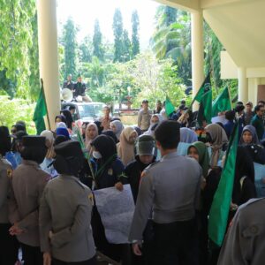 Polres Sumbawa Barat Berikan Pelayanan Pengamanan Aksi Unjuk Rasa