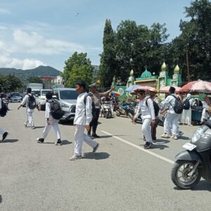 Polsek Rasanae Barat Laksanakan Giat Rawan Siang di Depan MTSN 1 Kota Bima