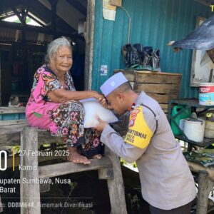 Polsek Rhee Jajaran Polres Sumbawa Gelar Kegiatan Satu Hari Satu Bansos