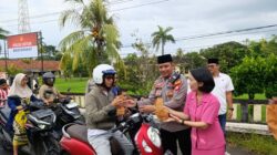 Kapolsek Gerung Bagikan Takjil, Wujud Kepedulian di Bulan Ramadhan