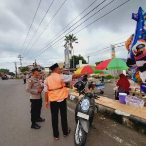 Polsek Gerung Jaga Keamanan Ngabuburit, Lalu Lintas Lancar!