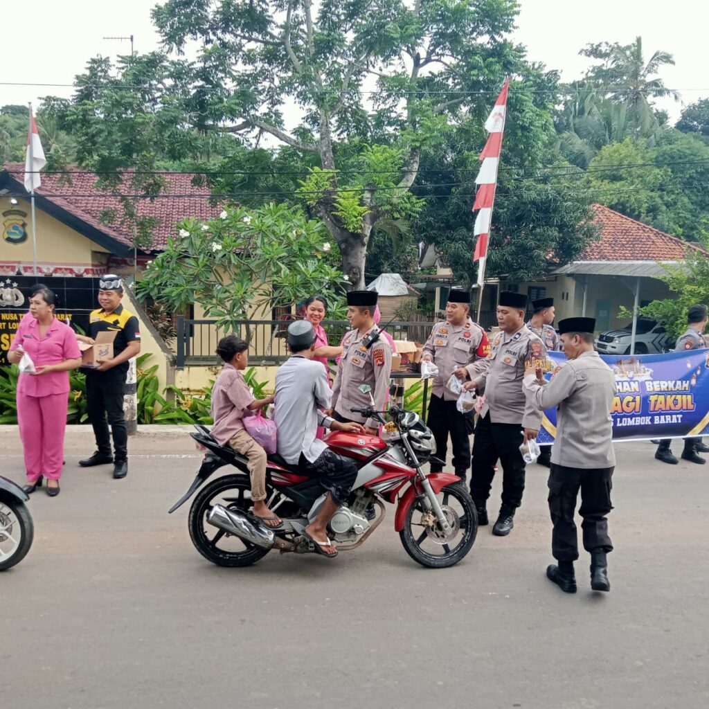 Indahnya Berbagi! Polsek Sekotong Tebar Takjil dan Pesan Kamtibmas