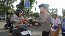 Ramadan Berkah, Kapolres Lombok Tengah Bagikan Takjil kepada Masyarakat