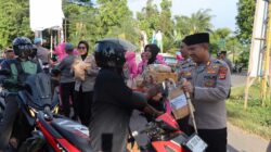 Kapolres Lombok Barat Bagikan Takjil, Sambut Ramadhan dengan Kepedulian