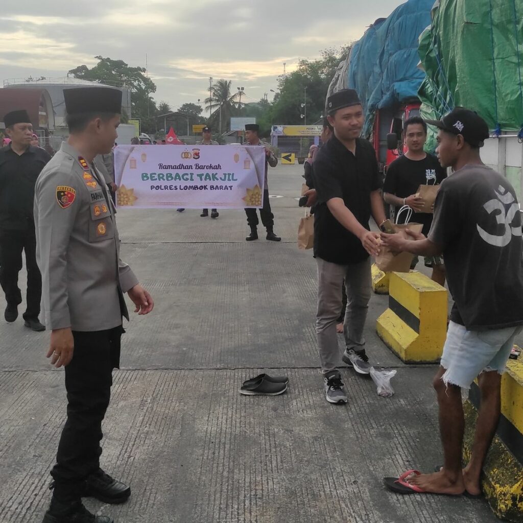 Ramadan Penuh Berkah, Polsek Lembar Bagi Takjil ke Penumpang