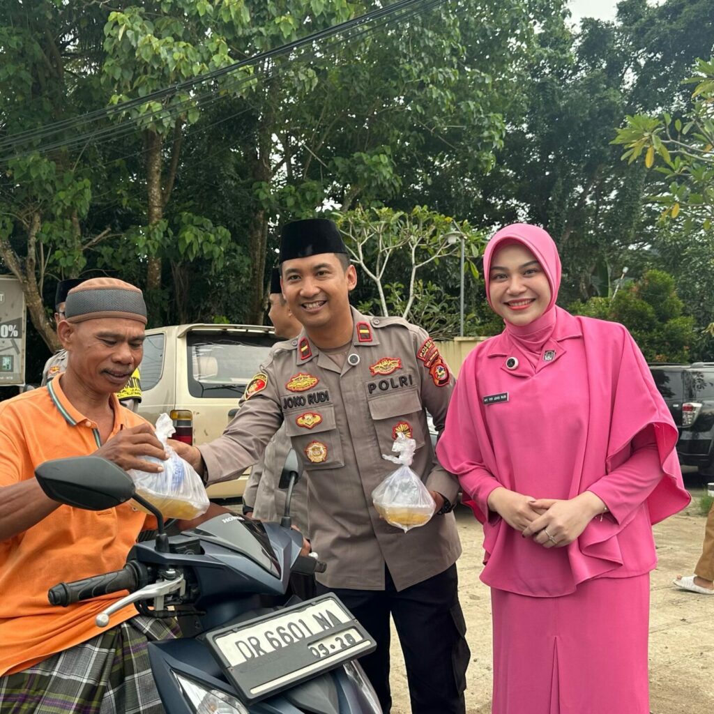 Indahnya Ramadan: Polsek Lembar Tebar Kebaikan di Jalan Dato Kedaro