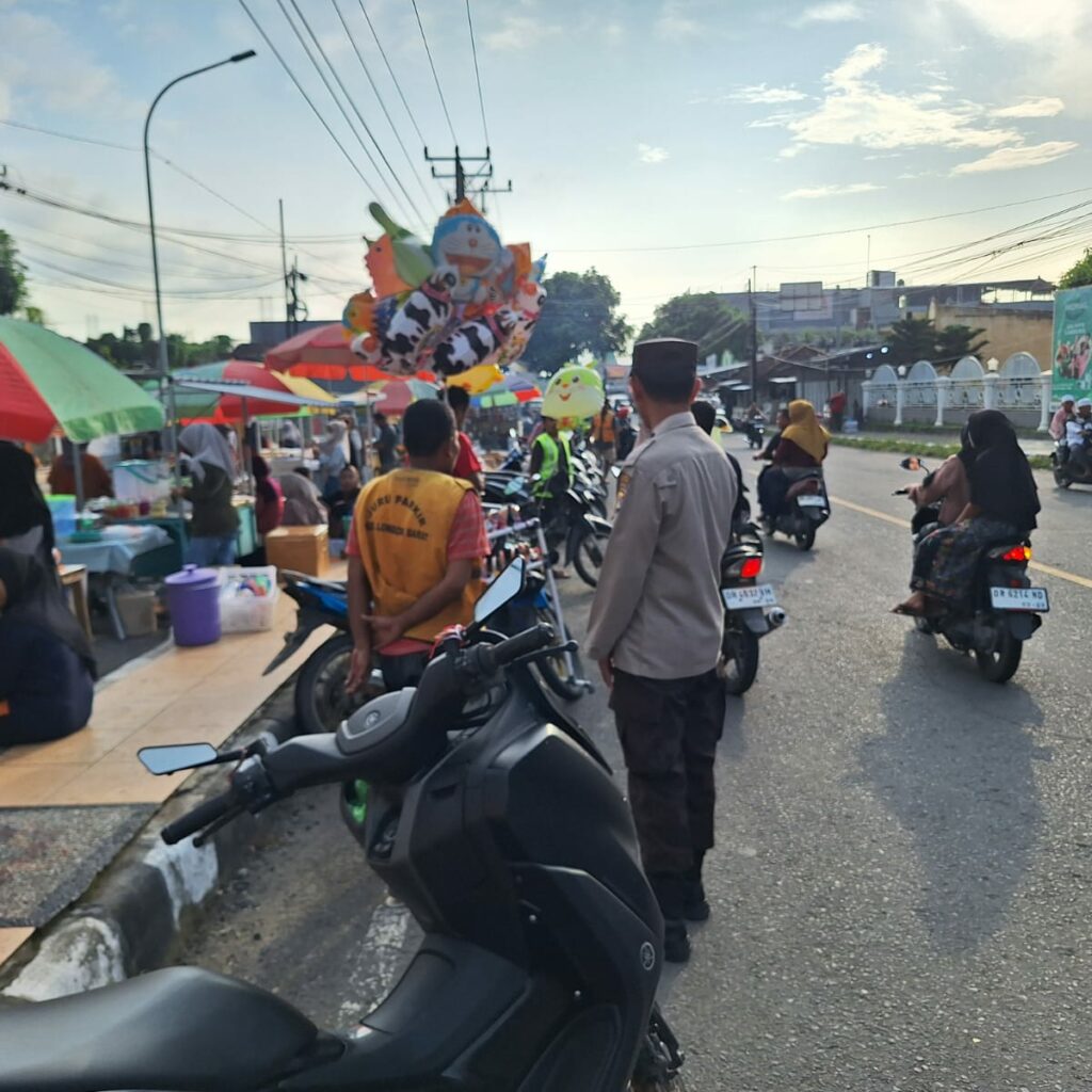 Ngabuburit Aman! Polsek Gerung Atur Lalu Lintas dan Cegah Balap Liar