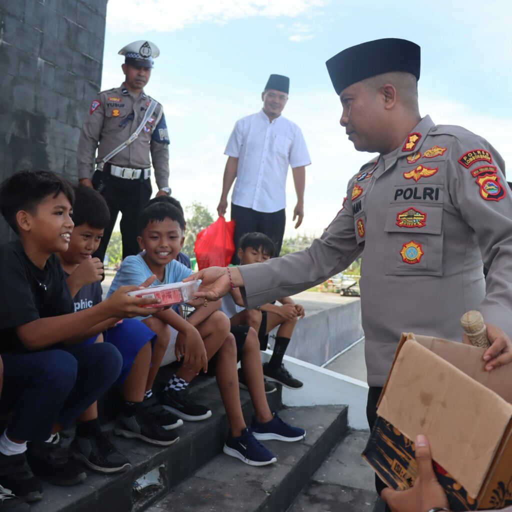 Bakti Polres Lombok Barat: Berbagi Ta’jil, Pererat Silaturahmi