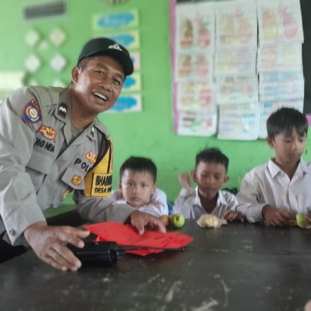 Demi Gizi Anak, Polsek Gerung Awasi Penyaluran Makan Bergizi di SDN 2 Dasan Tapen