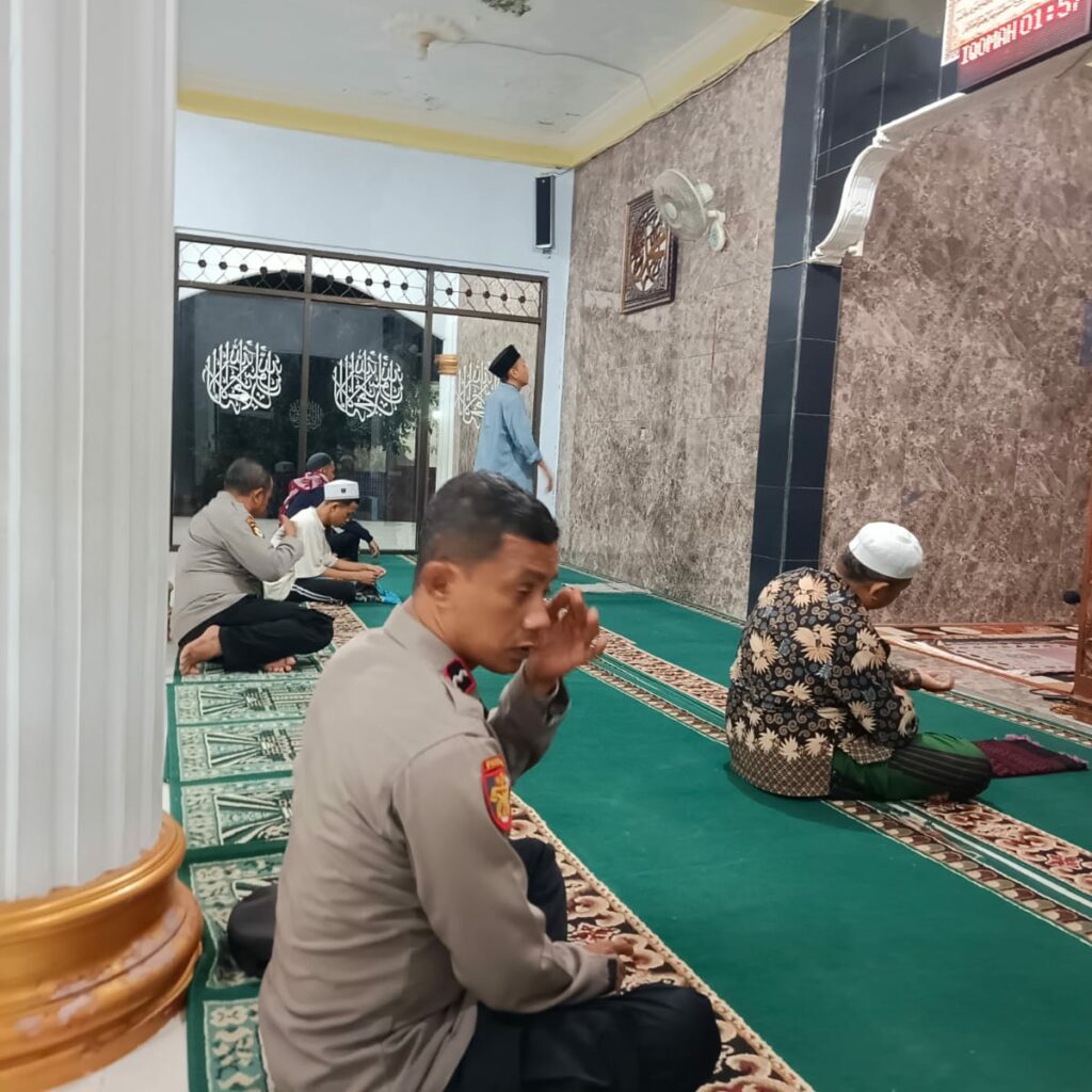 Polsek Kuripan Amankan dan Atur Lalu Lintas Shalat Subuh Berjamaah di Masjid AT-TAQWA