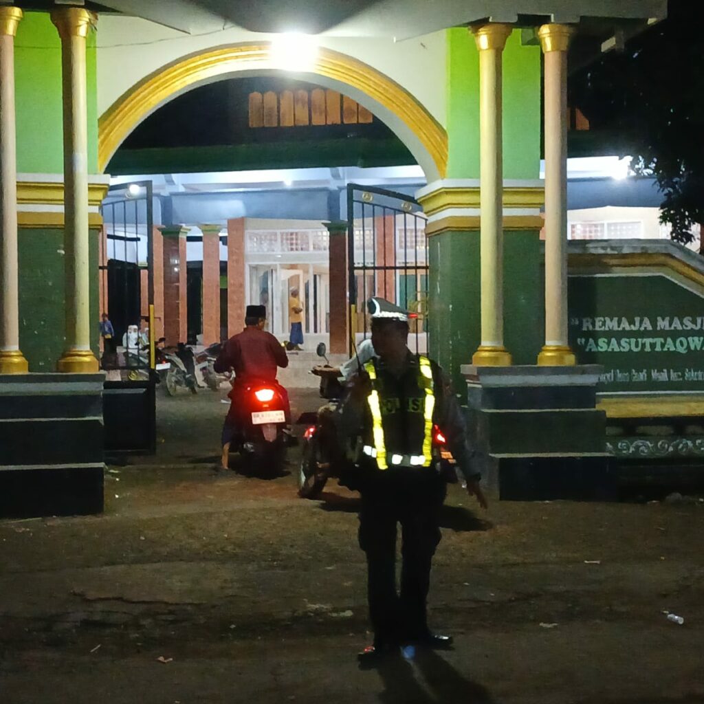 Tarawih Aman di Sekotong, Polisi Sigap Kawal Masjid