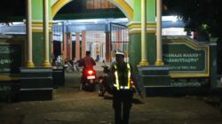 Tarawih Aman di Sekotong, Polisi Sigap Kawal Masjid