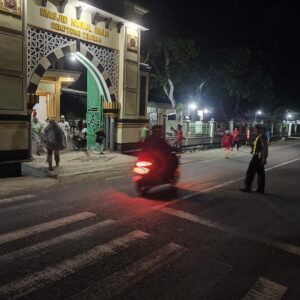 Polisi Kawal Sholat Tarawih di Sekotong, Jamaah Merasa Aman