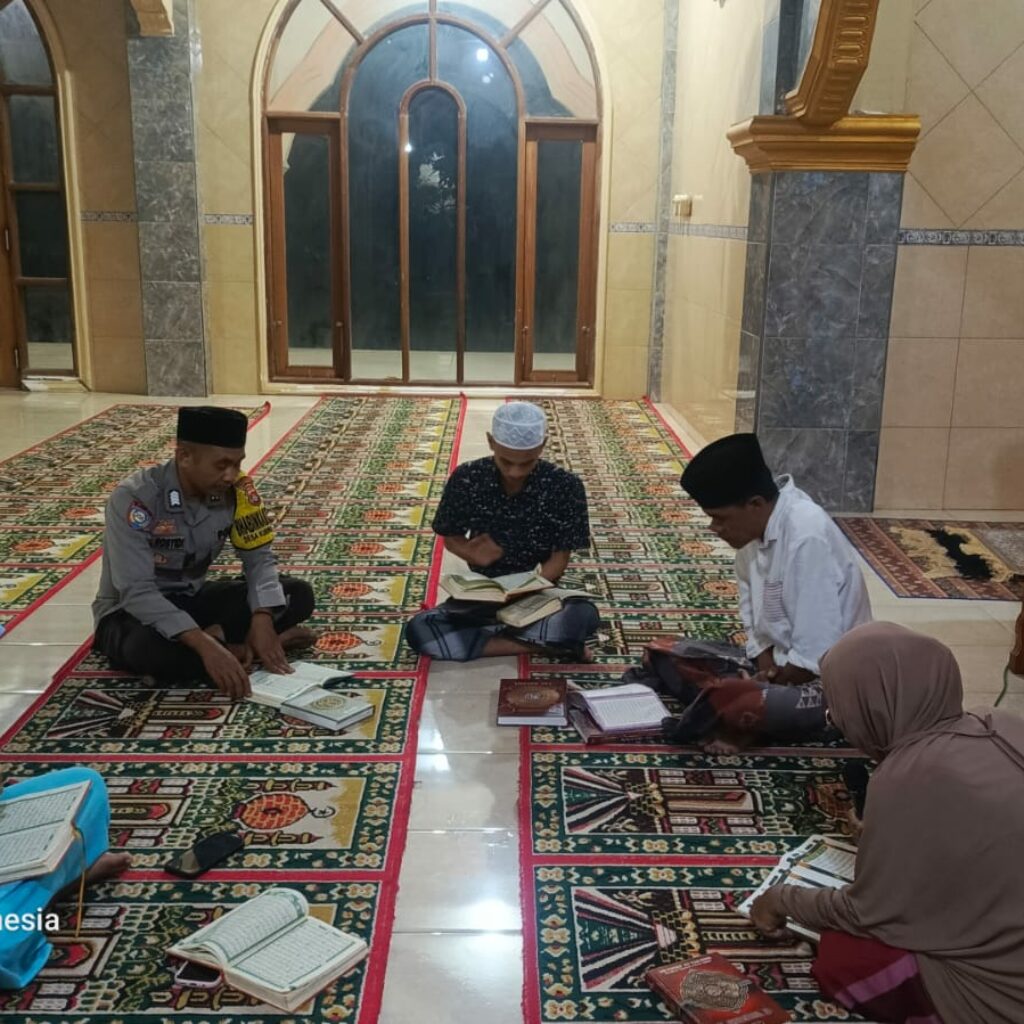 Polsek Kuripan Sambangi Warga Tadarus, Jaga Kamtibmas di Bulan Ramadhan